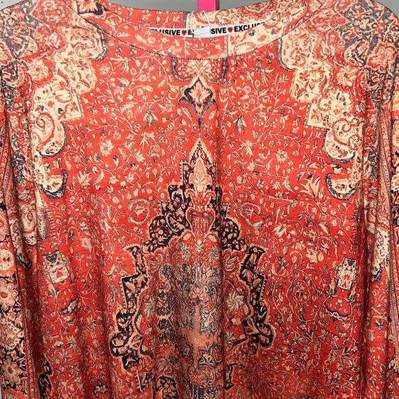 NWT EXCLUSIVE Watercolor Abstract print top, P2P:23.5”, L:26.5” - Picture 2 of 7